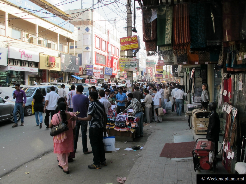 Karol Bagh is een  wijk in New Delhi dat bekend staat om zijn winkelstraten Ajmal Khan Road (foto) en Ghaffar Market.  De winkelstraten van Karol Bagh zijn populair bij de inwoners van New Delhi maar ook bij toeristen. 